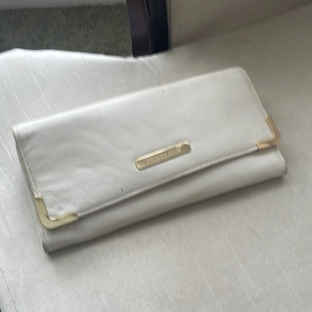 Michael Kors wallet - Picture 1 of 3